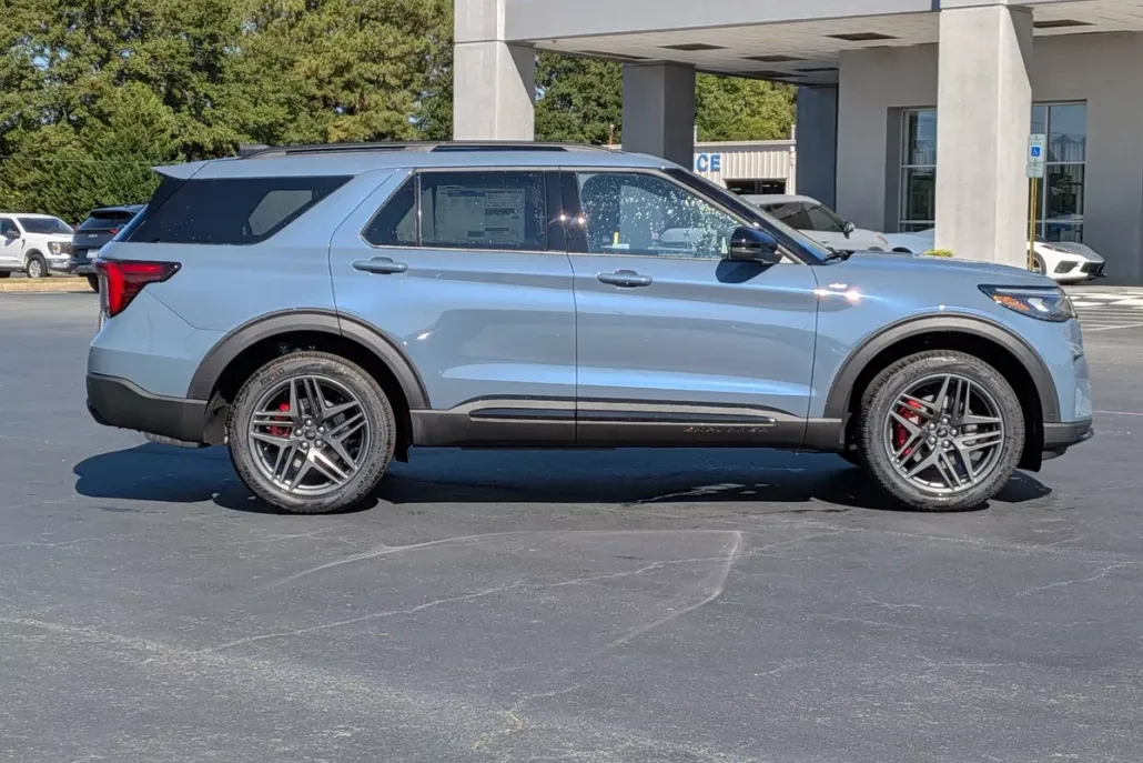 2025 Ford Explorer ST-Line photo 1