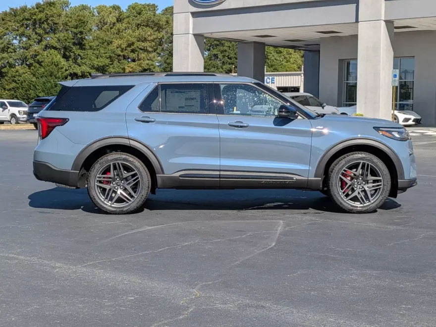 2025 Ford Explorer ST-Line photo 1