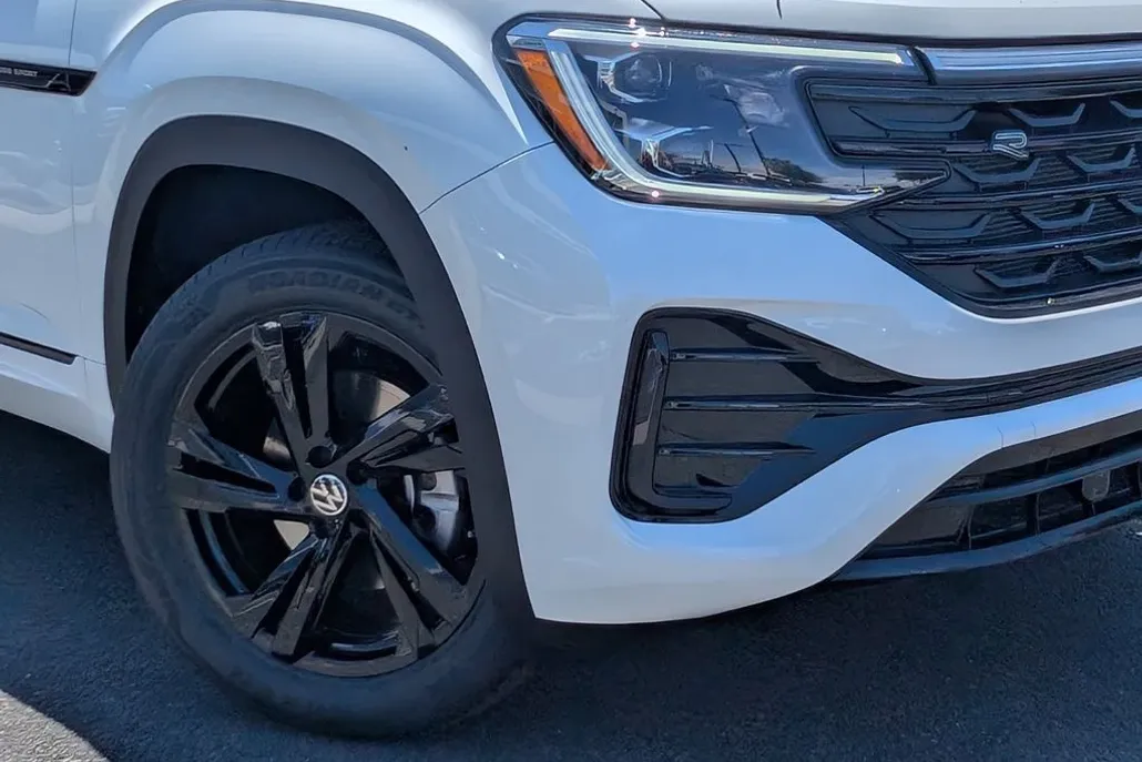 2025 Volkswagen Atlas Cross Sport SEL R-Line photo 1
