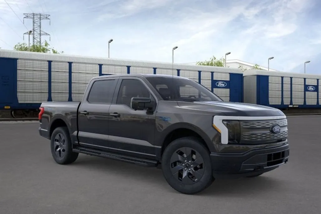 2025 Ford F-150 Lightning Lariat photo 1