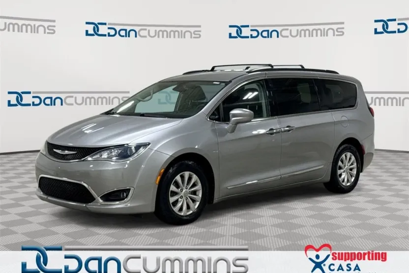 2017 Chrysler Pacifica Touring L photo 1