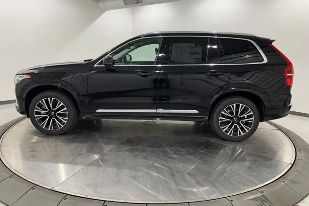 2025 Volvo XC90 T8 Plus photo 1