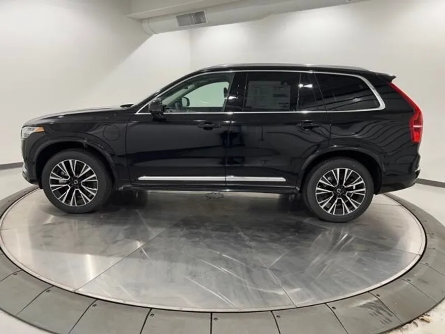 2025 Volvo XC90 T8 Plus photo 1
