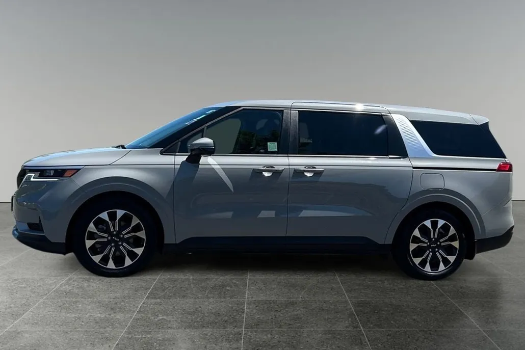 2024 Kia Carnival EX photo 1