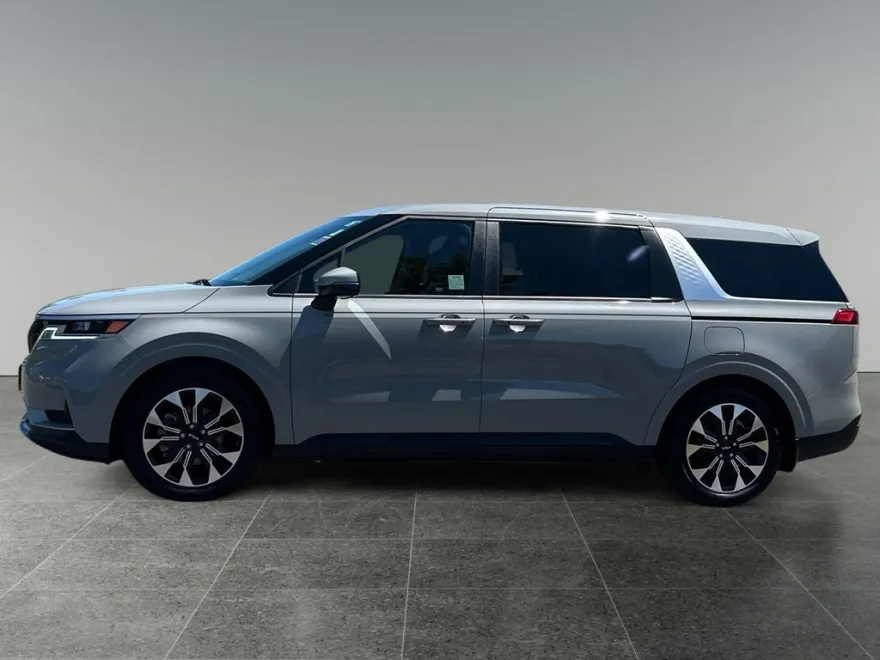 2024 Kia Carnival EX photo 1