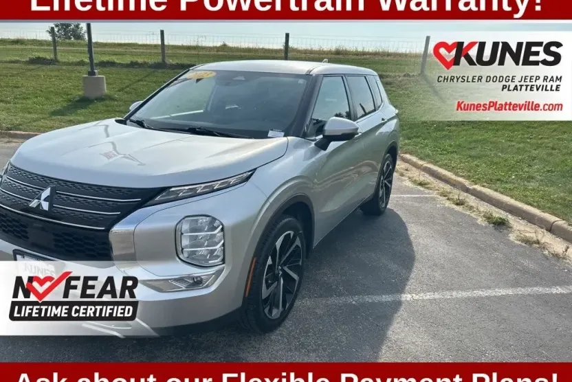 2023 Mitsubishi Outlander SE photo 1