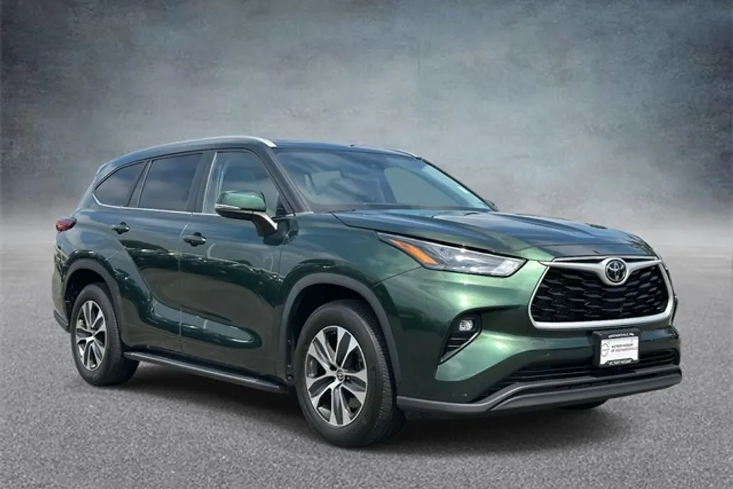 2023 Toyota Highlander XLE photo 1