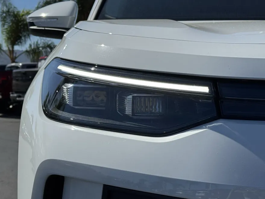 2025 Volkswagen Tiguan SE photo 1