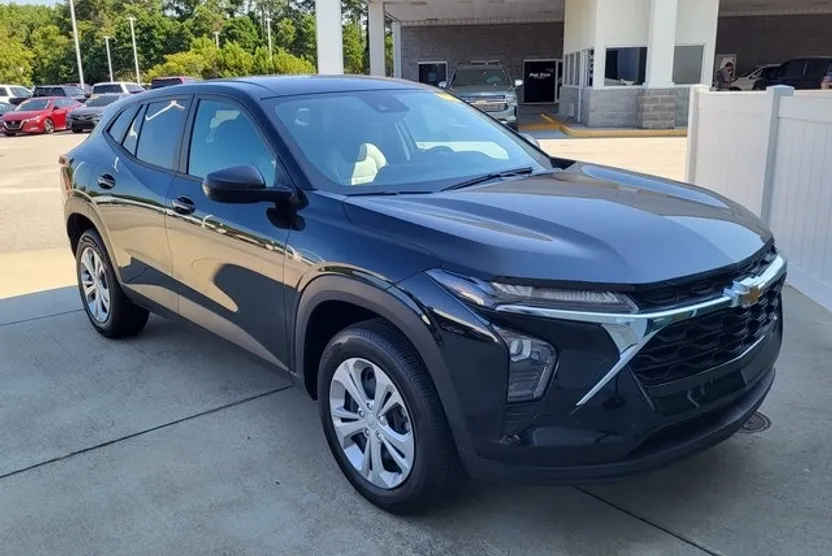 2025 Chevrolet Trax LS photo 1