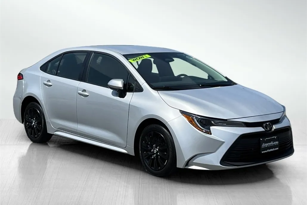 2024 Toyota Corolla LE photo 1
