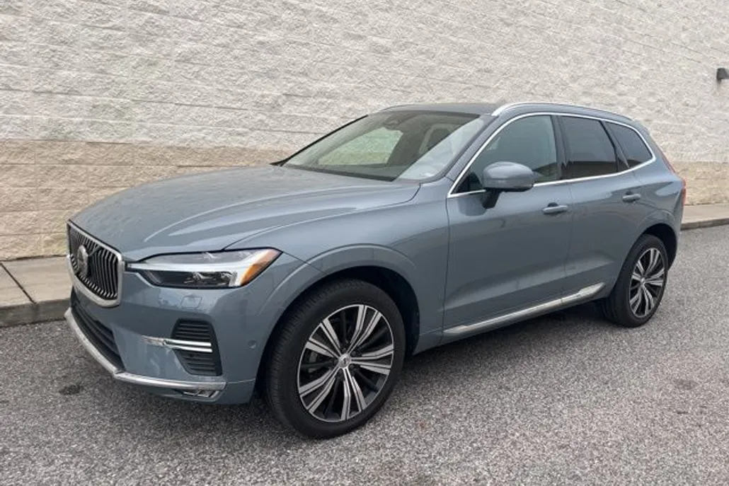 2023 Volvo XC60 B5 Plus photo 1