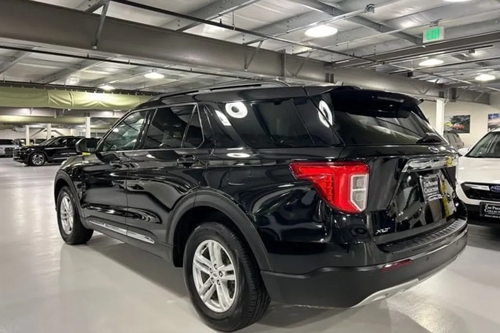 2021 Ford Explorer XLT photo 1