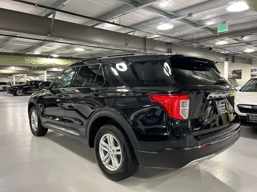 2021 Ford Explorer XLT photo 1