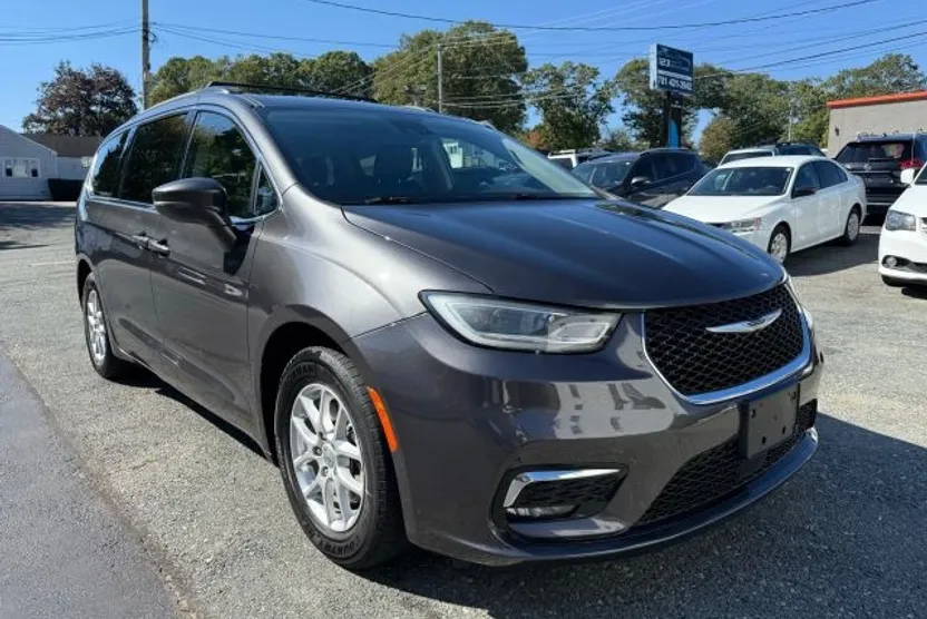 2022 Chrysler Pacifica Touring L photo 1