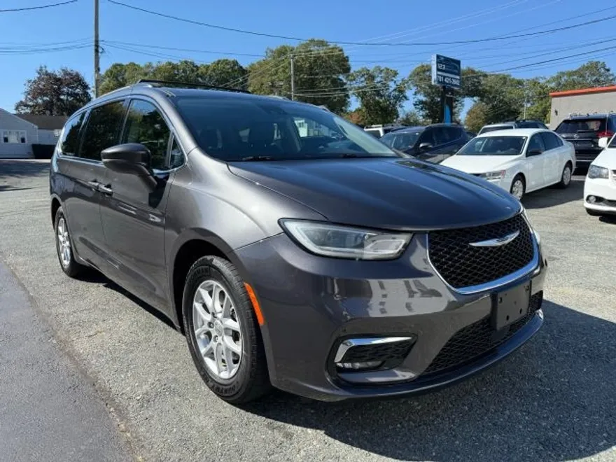 2022 Chrysler Pacifica Touring L photo 1