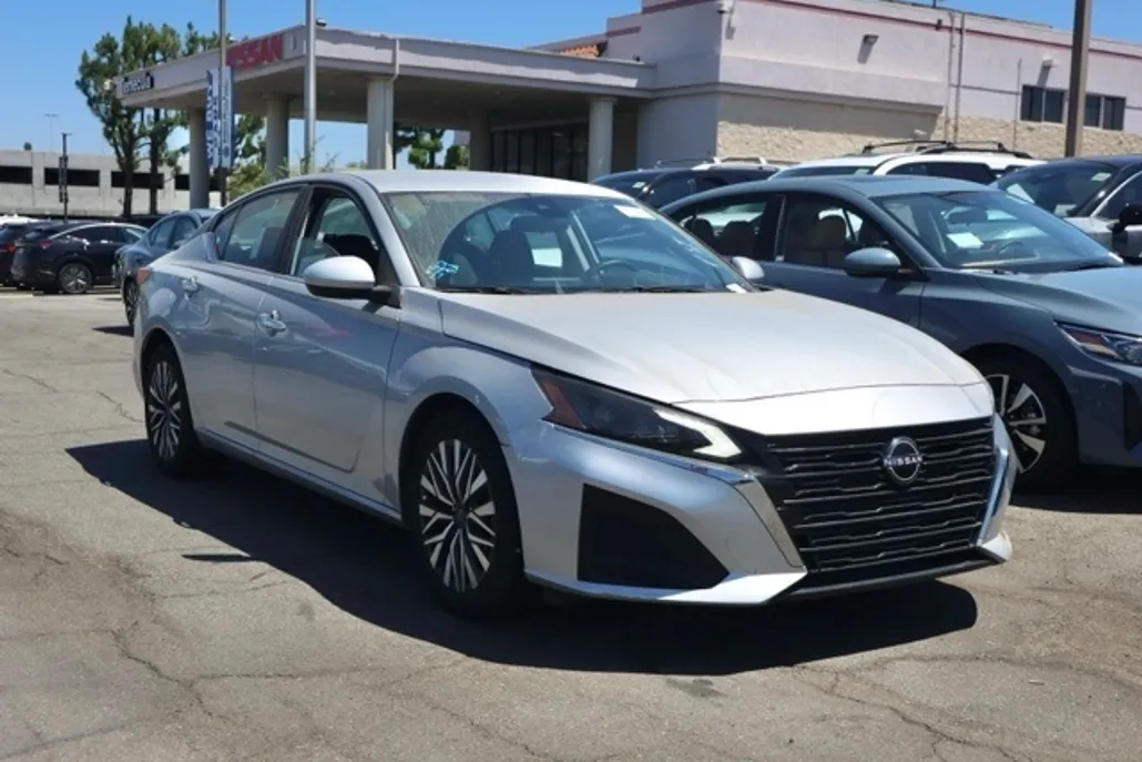 2023 Nissan Altima 2.5 SV photo 1