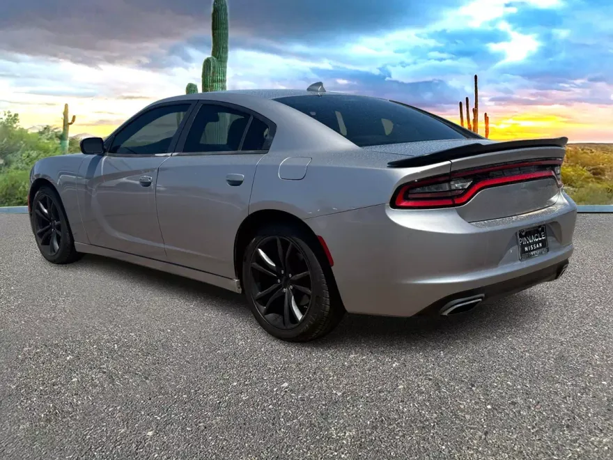2016 Dodge Charger SXT photo 1