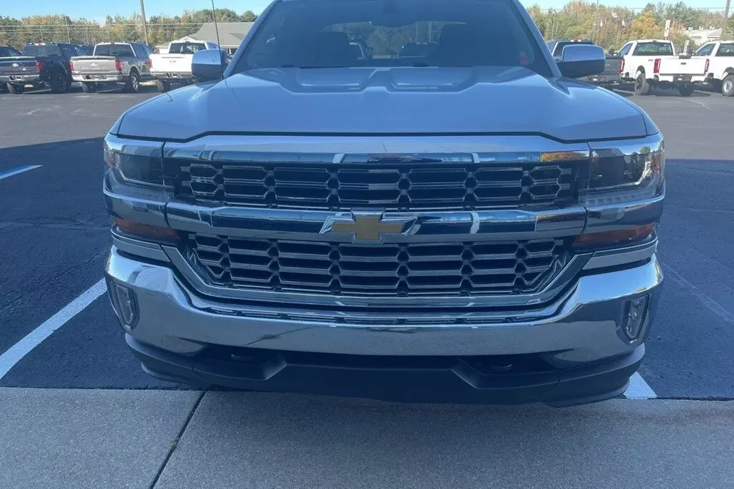 2017 Chevrolet Silverado 1500 LT photo 1