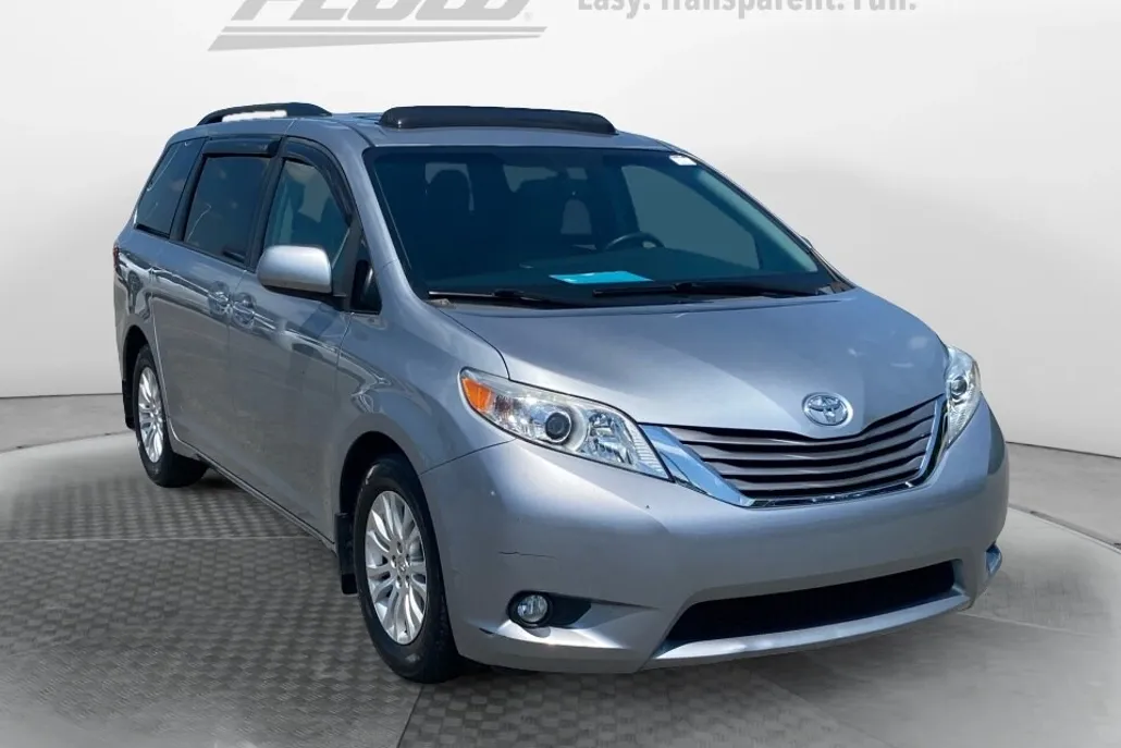 2017 Toyota Sienna XLE photo 1