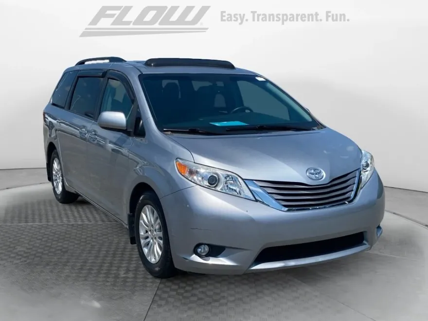 2017 Toyota Sienna XLE photo 1