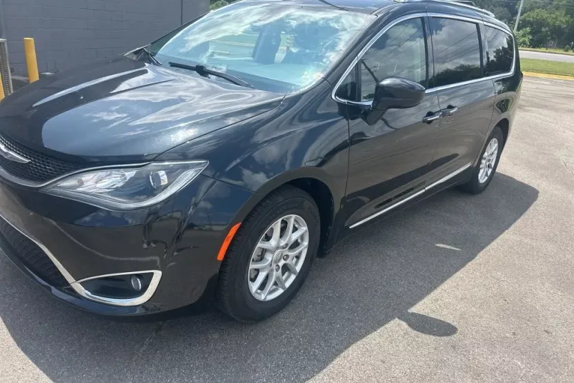 2020 Chrysler Pacifica Touring L photo 1