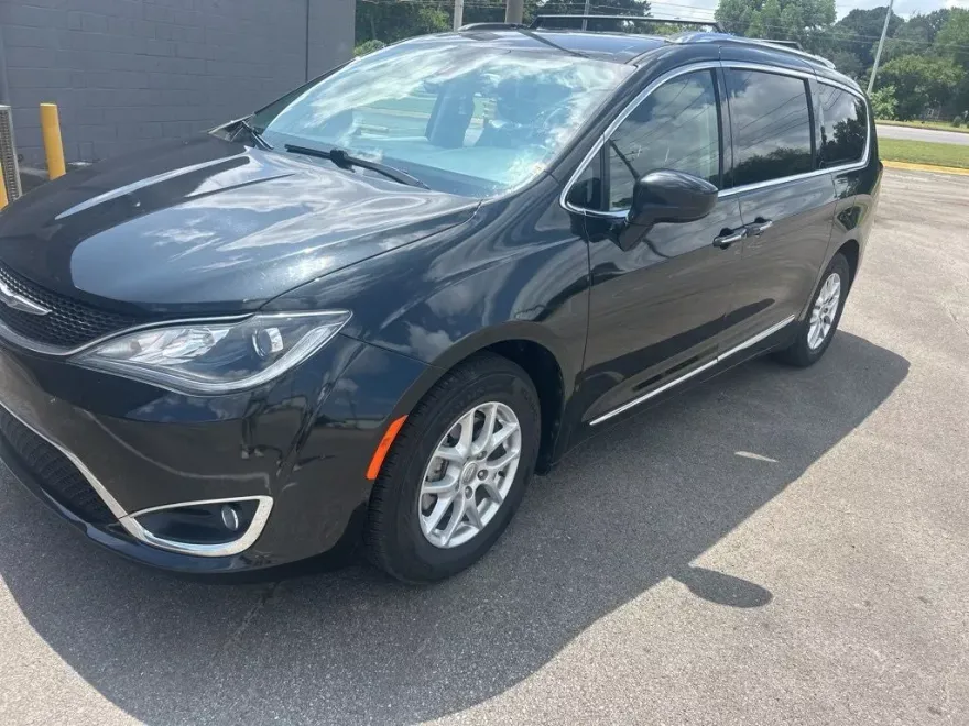 2020 Chrysler Pacifica Touring L photo 1