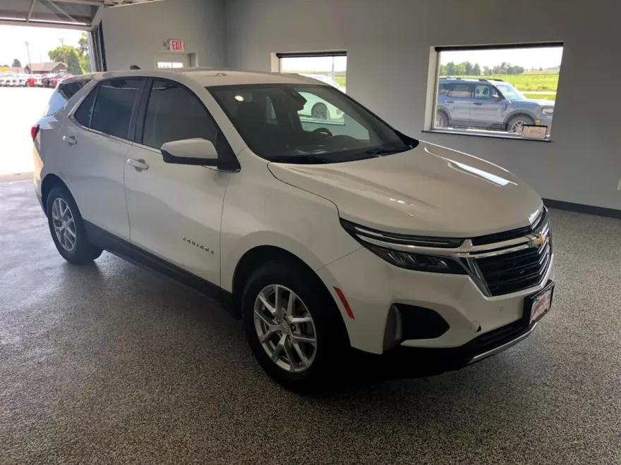 2024 Chevrolet Equinox LT photo 1