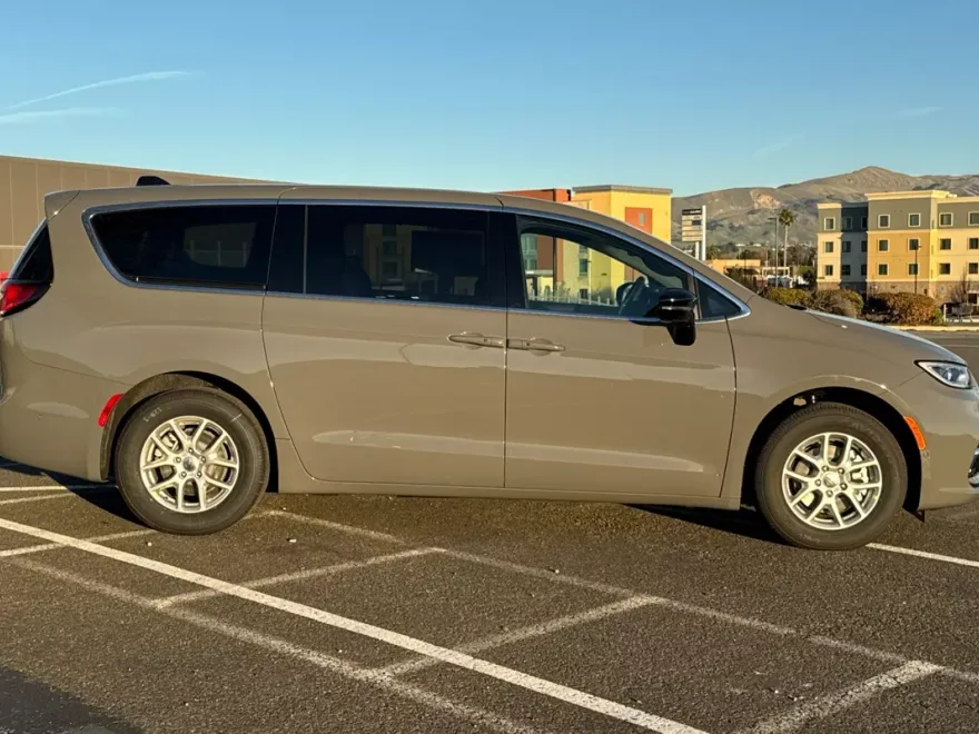 2025 Chrysler Pacifica photo 2