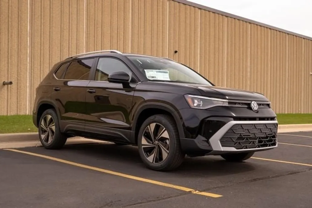 2025 Volkswagen Taos SE photo 1