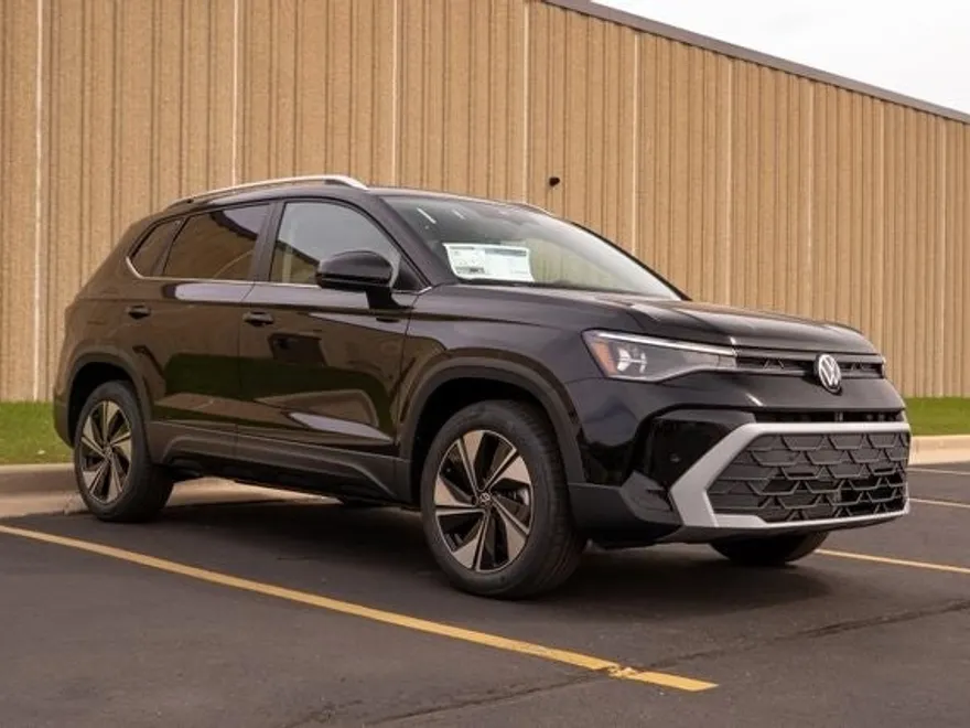 2025 Volkswagen Taos SE photo 1