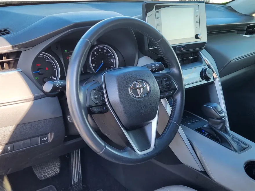 2022 Toyota Venza LE photo 1