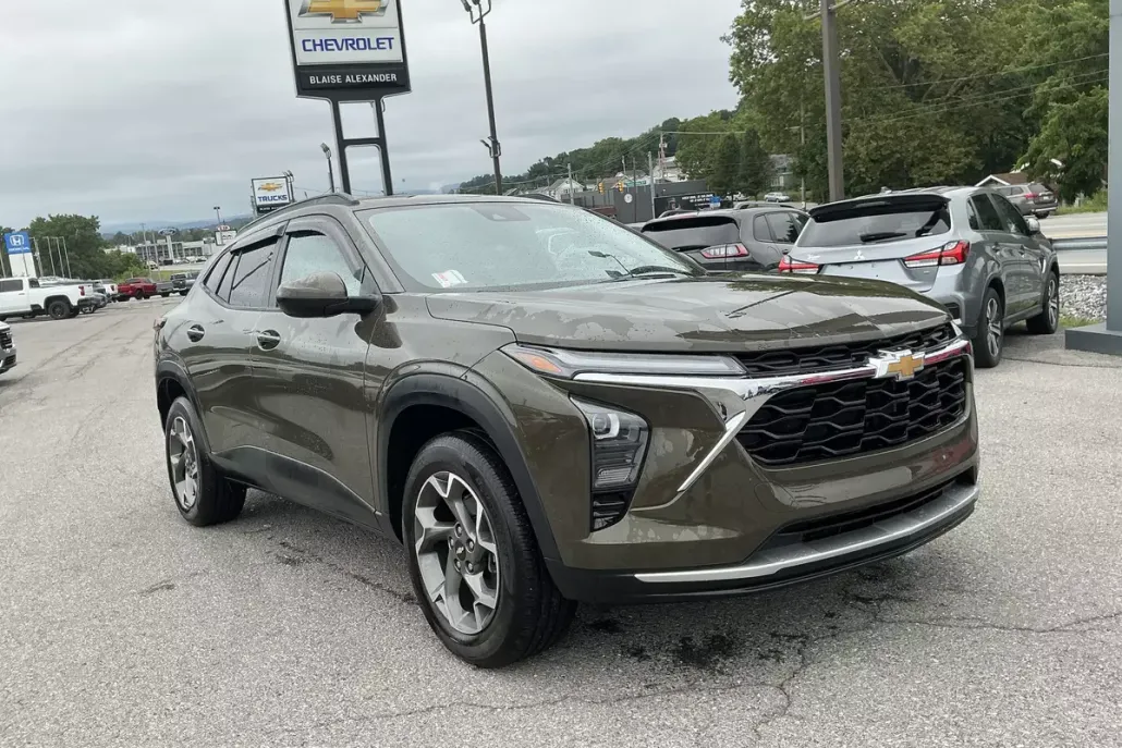 2024 Chevrolet Trax LT photo 1
