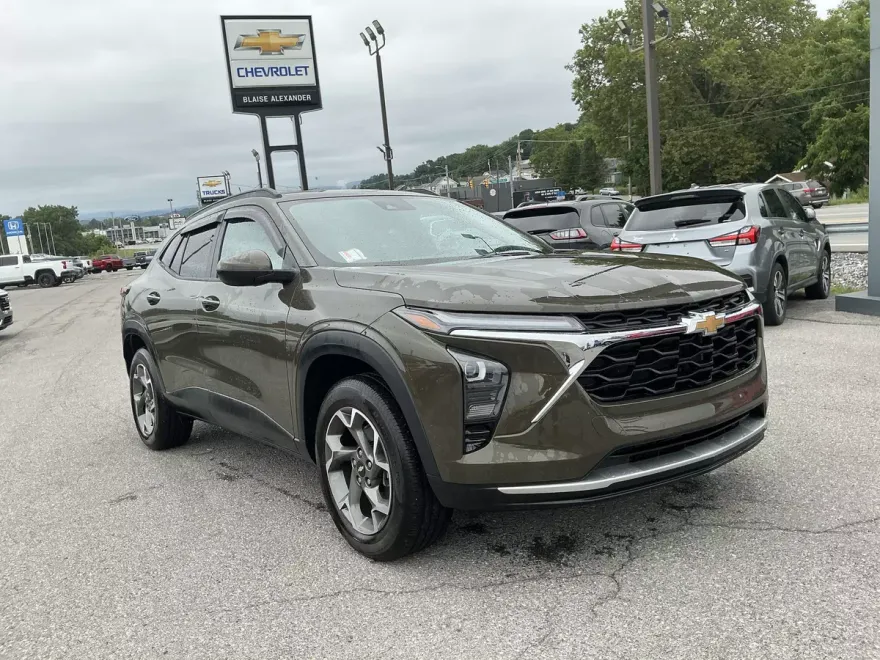 2024 Chevrolet Trax LT photo 1