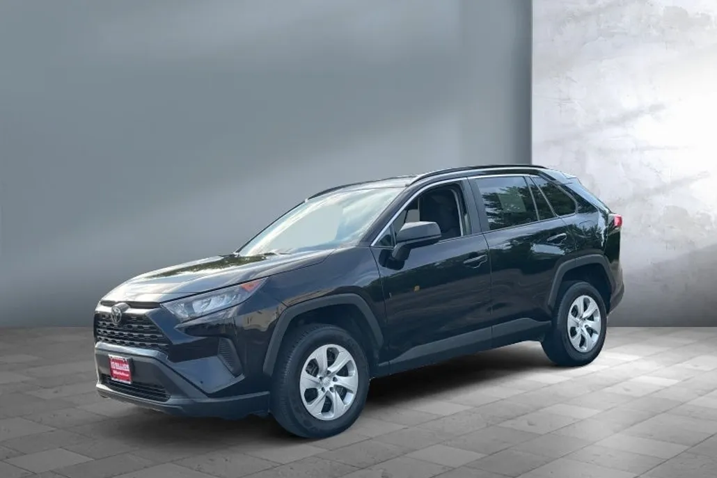 2020 Toyota RAV4 LE photo 1