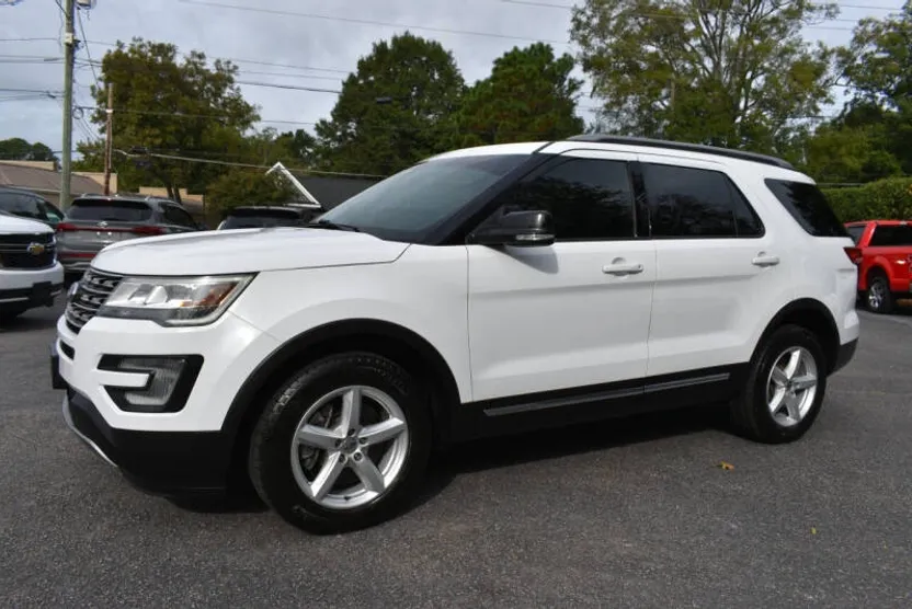 2017 Ford Explorer XLT photo 1