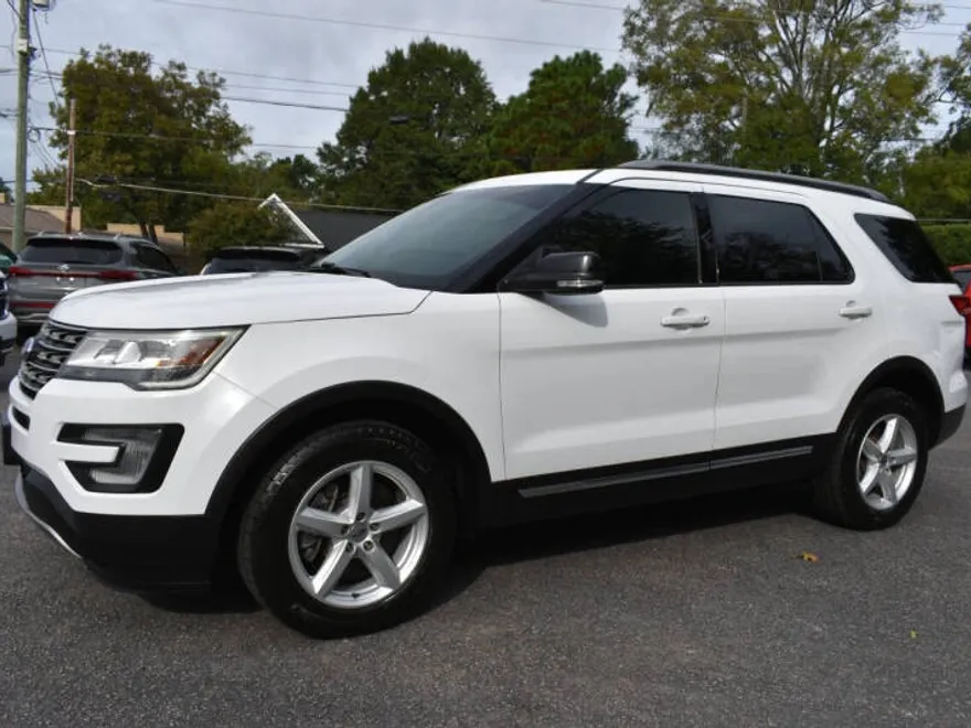 2017 Ford Explorer XLT photo 1