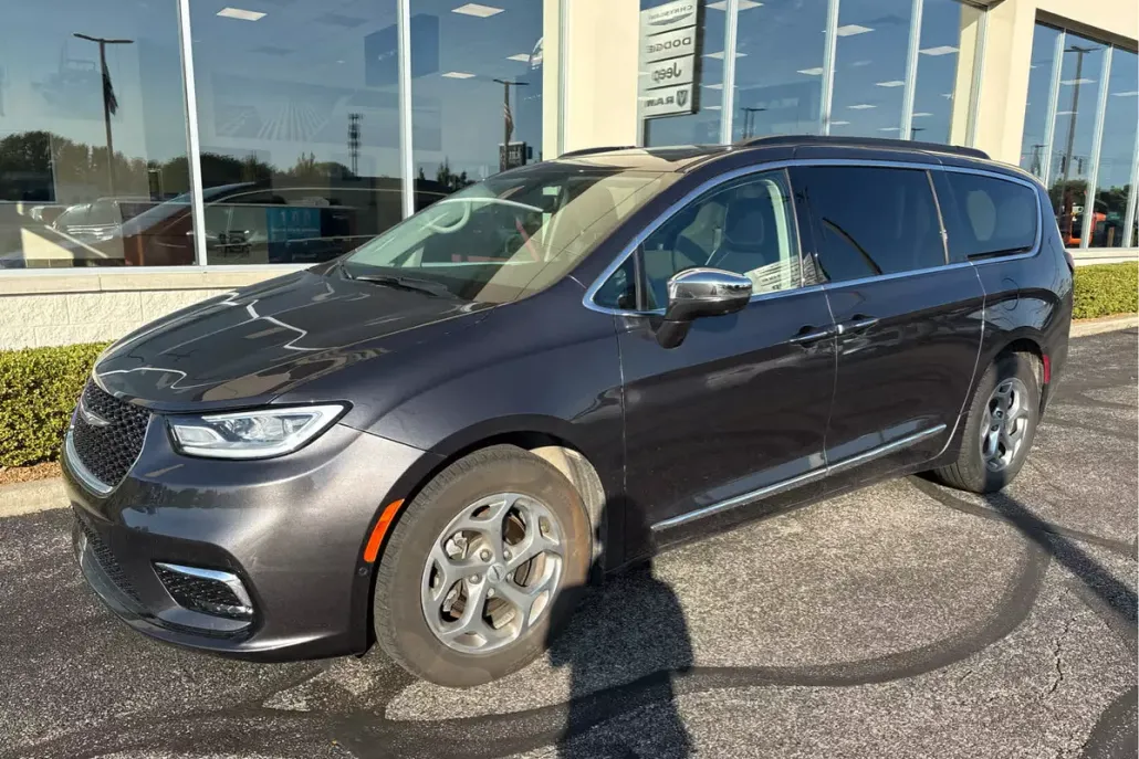 2022 Chrysler Pacifica Limited photo 1