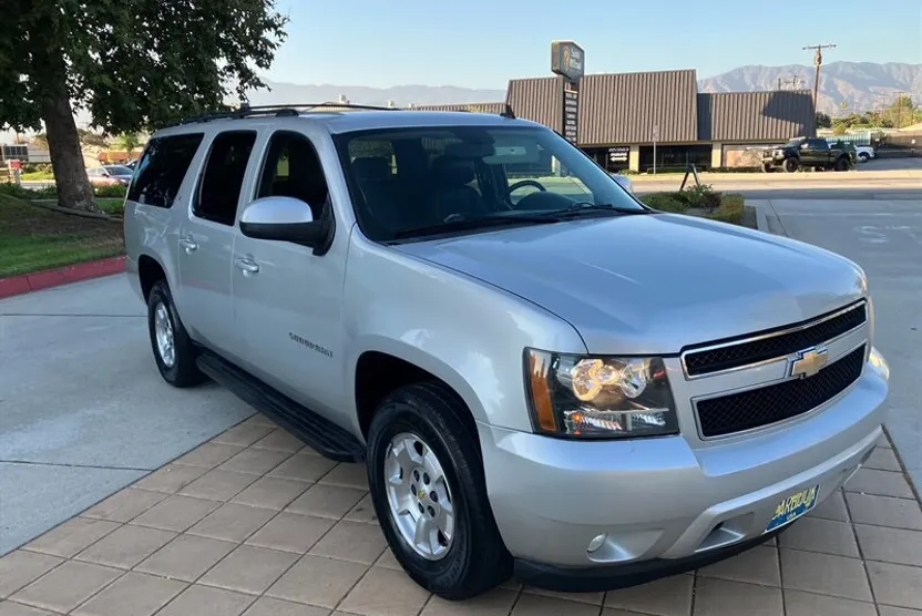 2010 Chevrolet Suburban LT photo 1