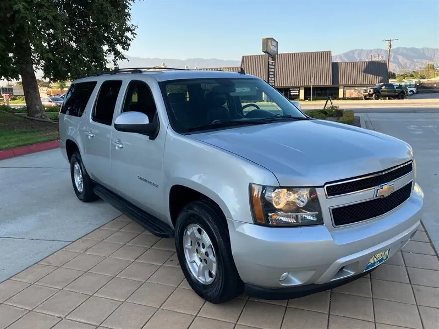 2010 Chevrolet Suburban LT photo 1