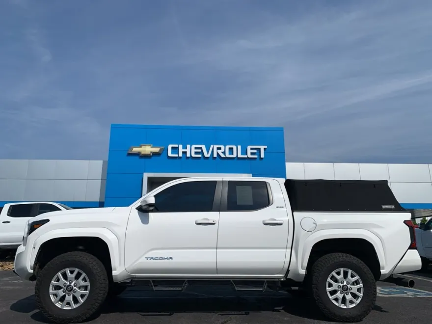 2024 Toyota Tacoma 4x4 SR5 photo 1