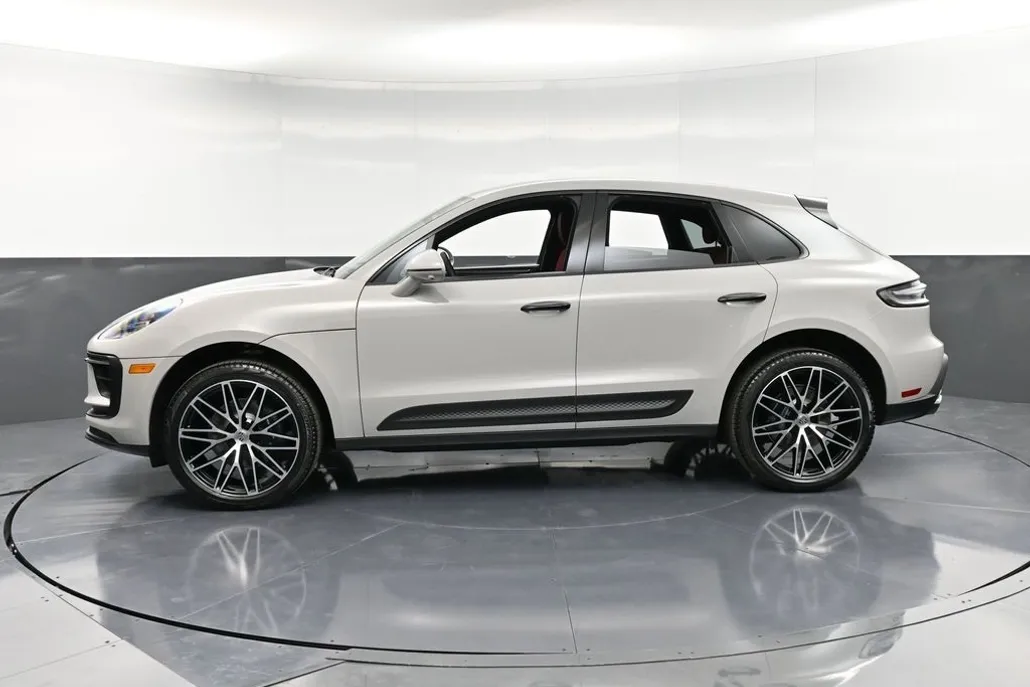 2026 Porsche Macan T photo 1