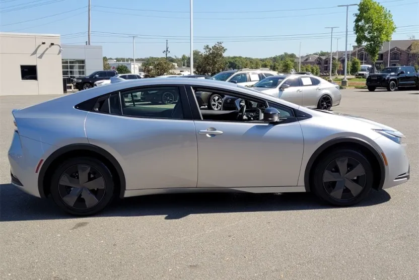 2024 Toyota Prius LE photo 1