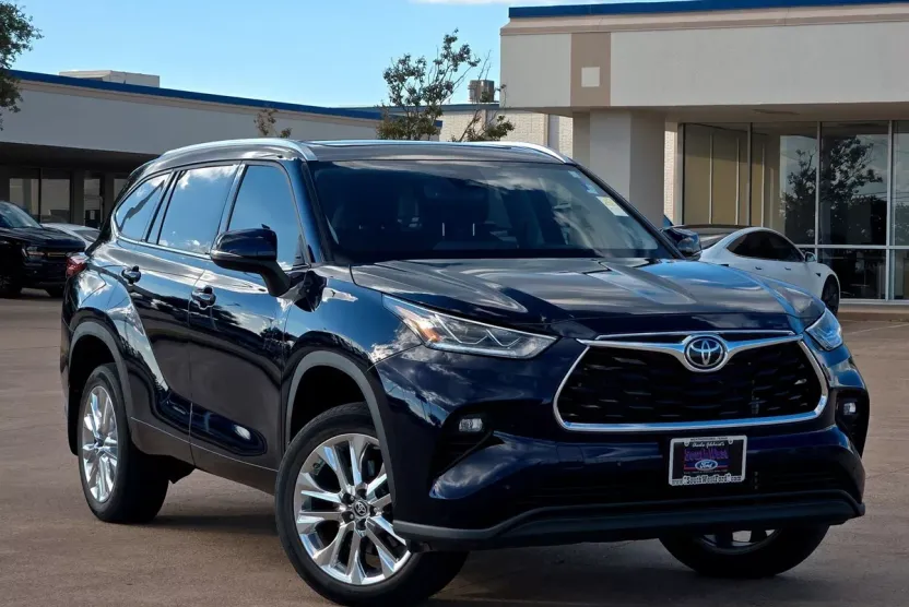 2023 Toyota Highlander L photo 1