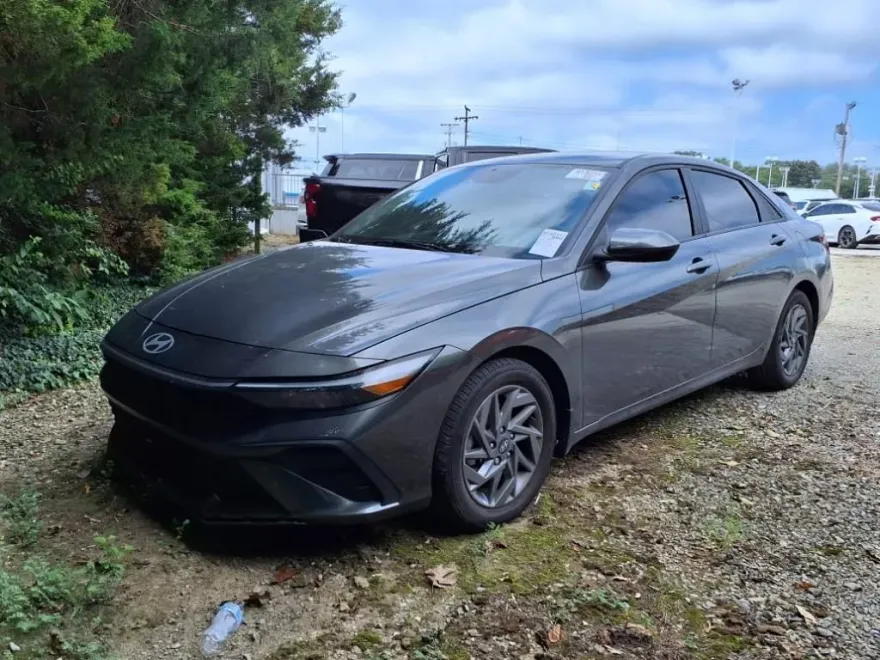 2024 Hyundai Elantra SEL photo 1