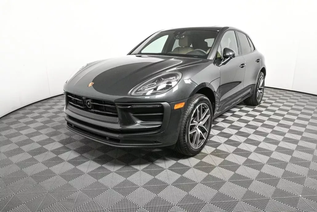 2025 Porsche Macan T photo 1