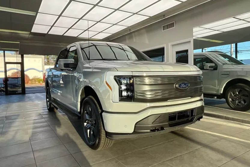 2023 Ford F-150 Lightning Lariat photo 1