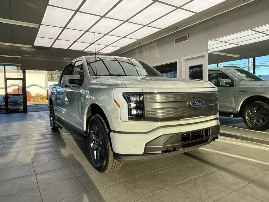 2023 Ford F-150 Lightning Lariat photo 1