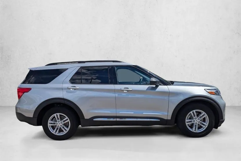 2023 Ford Explorer XLT photo 1