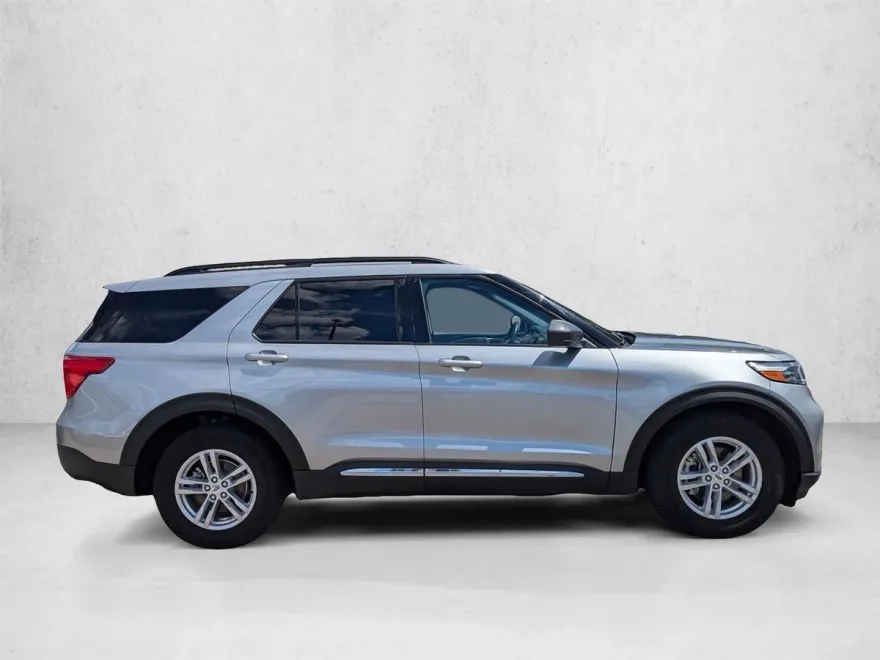 2023 Ford Explorer XLT photo 1
