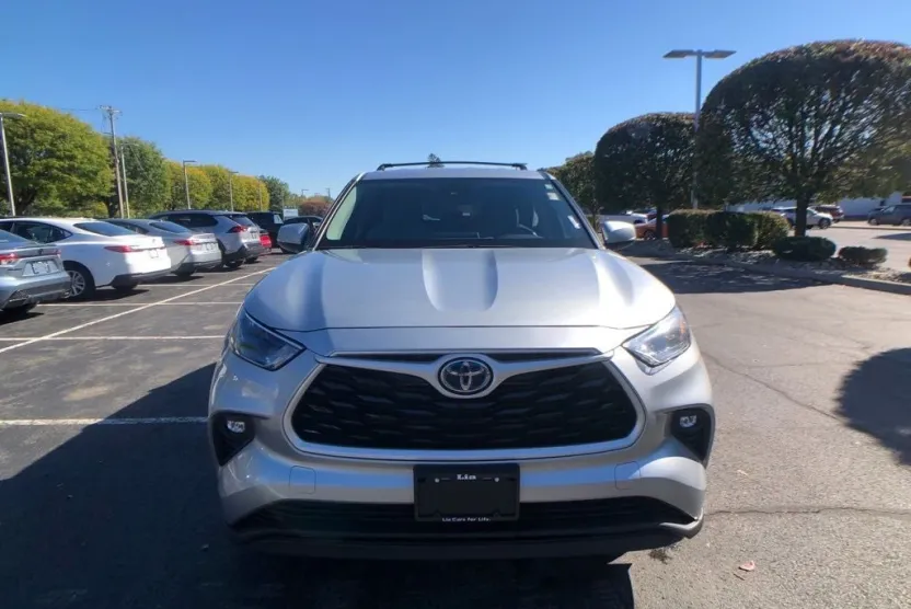 2022 Toyota Highlander Hybrid LE photo 1